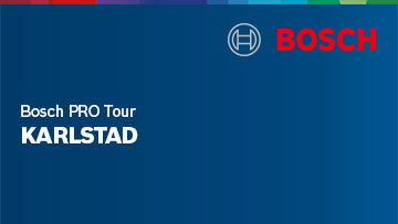 En blå banner med texten "Bosch PRO Tour KARLSTAD" och Bosch-logotypen i rött.