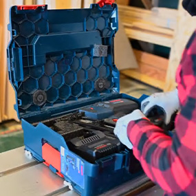 Una caja de herramientas Bosch Professional con un destornillador a batería se está abriendo.