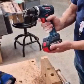 Un taladro inalámbrico Bosch Professional se sostiene en un taller.