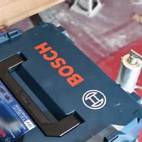 Una maleta azul Bosch Professional está sobre una superficie de madera.