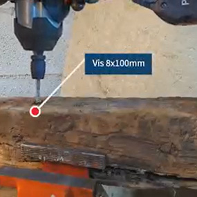 Une perceuse sans fil Bosch Professional perce un morceau de bois.