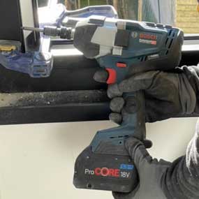 Un avvitatore a batteria Bosch Professional viene utilizzato per avvitare.