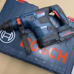 Trapano a batteria Bosch Professional su una cassetta degli attrezzi rossa, blu, robusta.