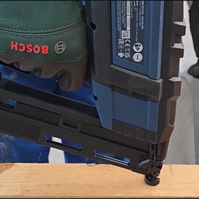 De Bosch Professional accunagelaar wordt gebruikt op een stuk hout.