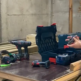 Bosch Professional gereedschappen op een tafel, waaronder een accuboormachine en een koffer.