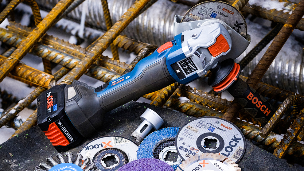 En Bosch Professional batteridriven vinkelslip ligger på byggmaterial.