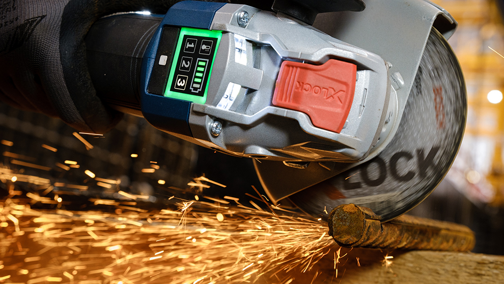 Bosch Professional skärare skär metall, gnistor flyger.