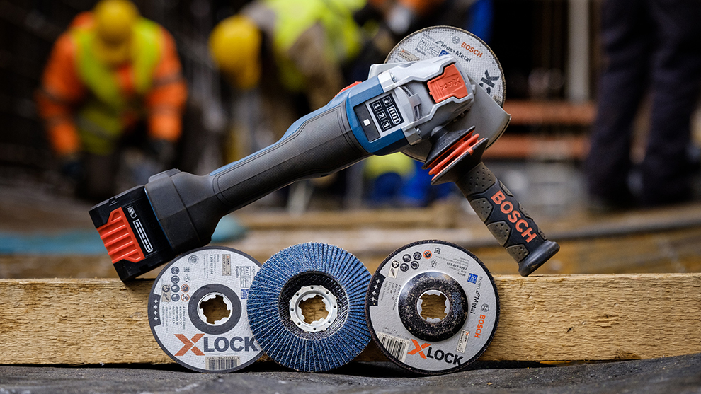 Bosch Professional vinkelslip med X-LOCK skivor på träunderlag.