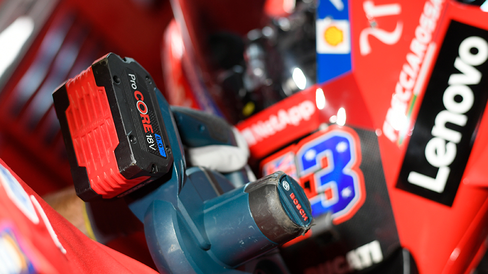 Punane Bosch Professional aku musta käepidemega tööriistal.