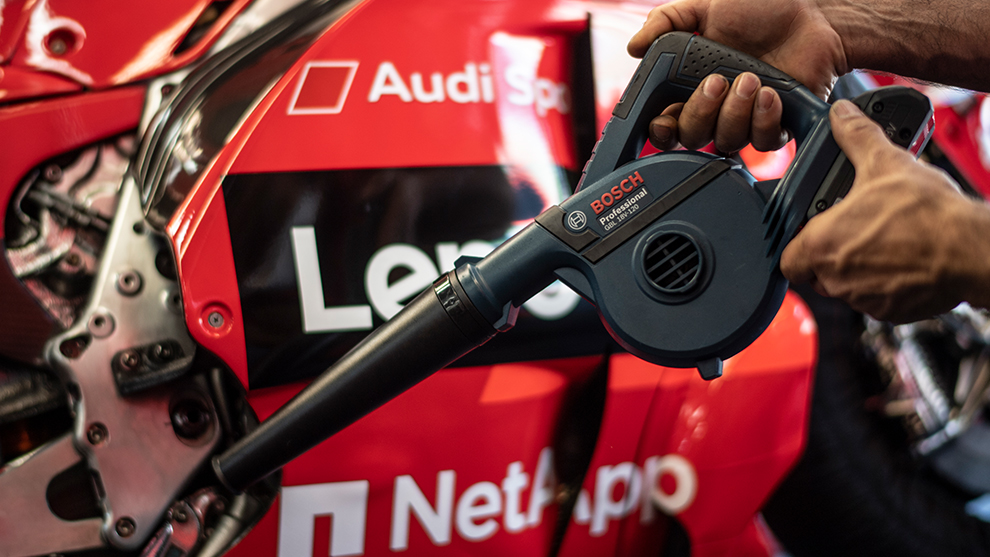 Inimene hoiab Bosch Professional fööni punase võidusõidauto ees.