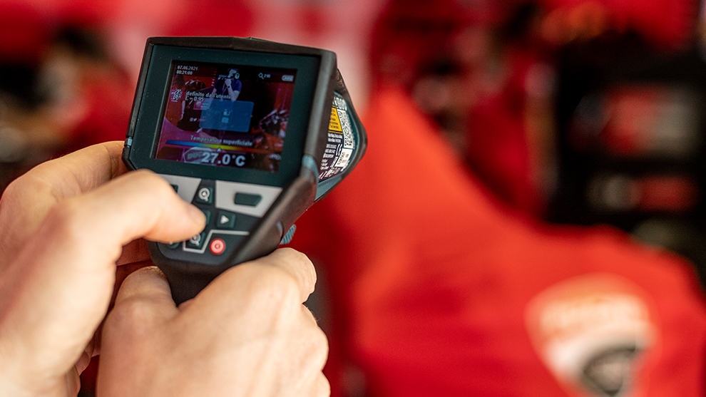 Inimene hoiab käes digitaalset termomeetrit koos ekraaniga.