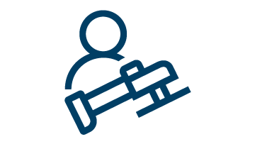 Eine Person hält ein Bosch Professional Werkzeug in der Hand.