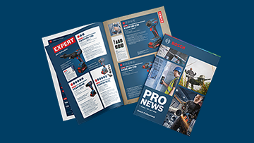 Zwei aufgeschlagene Kataloge mit Werkzeugen und Maschinen auf blauen Hintergrund, Details sichtbar.