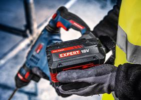 Акумулятор Bosch Expert 18V тримає людина.