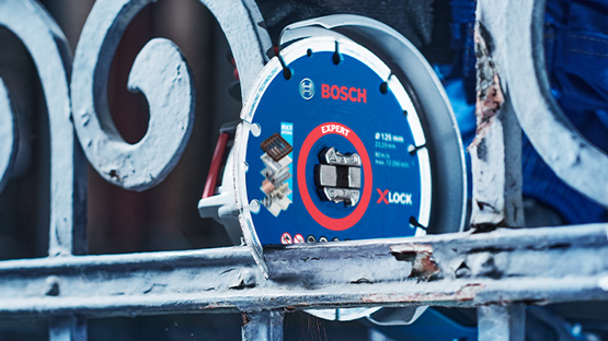 Діамантовий диск Bosch Expert X-LOCK висить на металевій решітці.