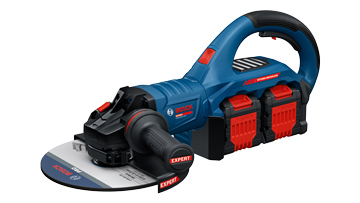 Akumulátorová bruska v modré barvě s červenou rukojetí a dvěma bateriemi, kulatý brusný kotouč.