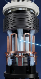 Meister kasutab sinist puure, et puurida betoonalusesse. Jalg seisab kõrval.