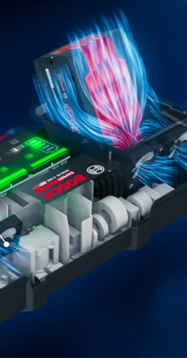 Černá nabíjecí jednotka se zelenými LED diodami a červenými nápisy na šedém pozadí.