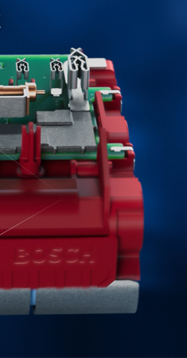 Detailní záběr několika modrých baterií, lesklých, různých výšek, se stříbrnými konci.