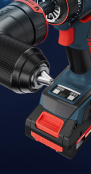 Akumulátorový šroubovák s různými nástavci na modrém pozadí. Rukojeť vlevo.