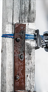 Kogumik erineva pikkuse ja disainiga puure valgel laual.