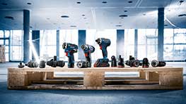 Bosch Professional verktyg på en träpall i ett ljust rum.