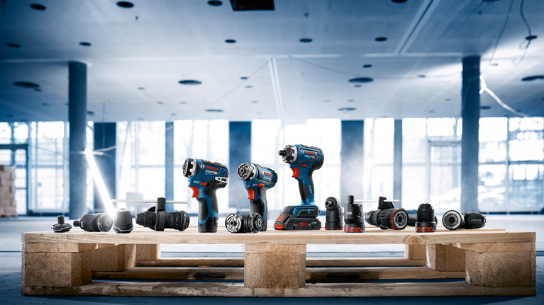 Bosch Professional verktyg står på en träpall i ett rum.