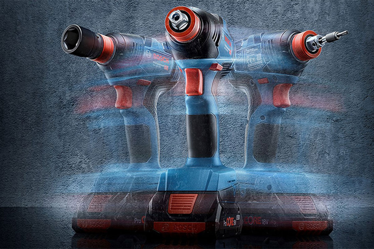 Три акумуляторні шуруповерти Bosch Professional синього кольору на сірому фоні.