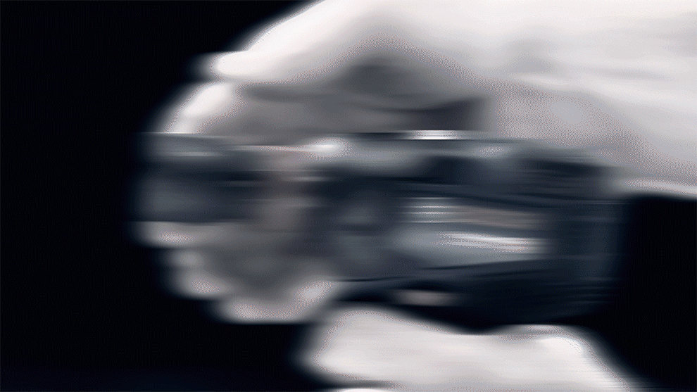 Размытая рука держит аккумуляторную отвертку Bosch Professional.