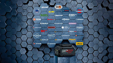 Czarna bateria Bosch Professional przed sześciokątną niebieską ścianą.