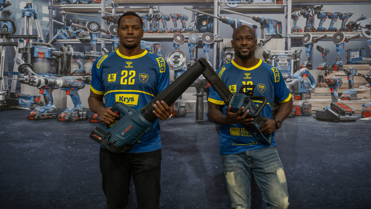Deux hommes en maillots bleus Bosch Professional tiennent des outils.