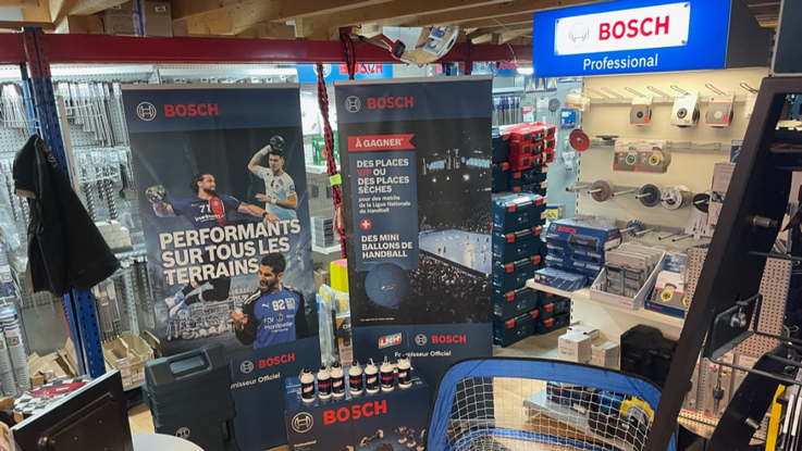 Écrans professionnels Bosch avec des outils dans une salle de vente.