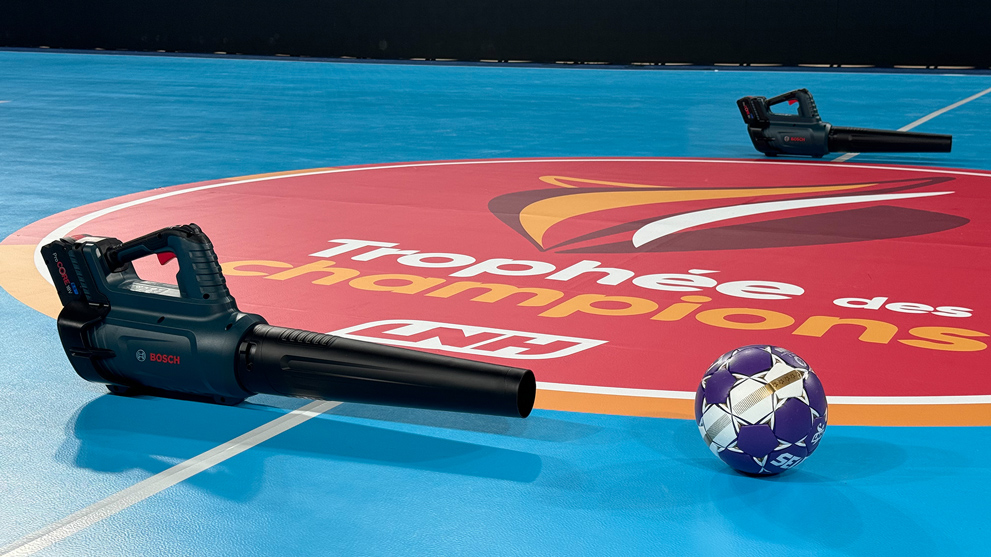 Deux souffleurs Bosch Professional et un ballon de handball sur le terrain.