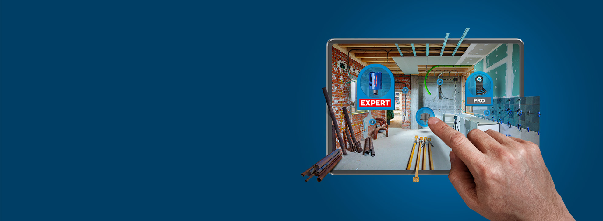 En hand rör vid en surfplatta med verktyg i ett byggutrymme.