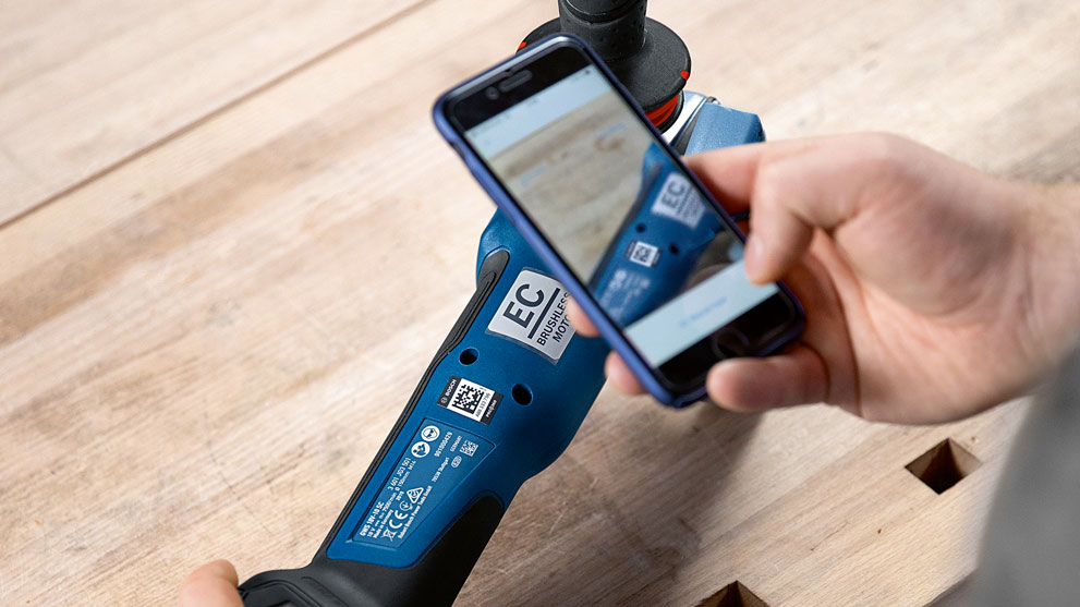 Ett Bosch Professional verktyg skannas med en smartphone.