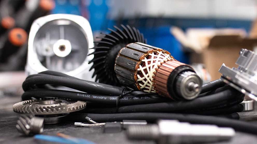 Bosch Professional verktygsdelar ligger kaotiskt på ett arbetsbord.