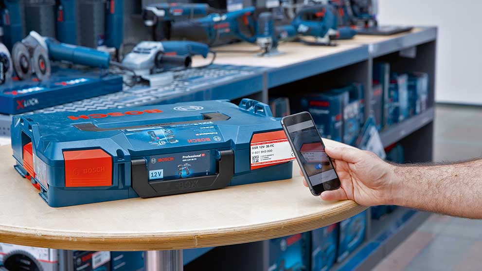 Ένα άτομο σαρώνει με το smartphone του μια εργαλειοθήκη Bosch Professional.