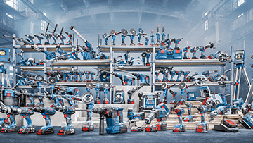 Verschillende blauwe Bosch Professional gereedschappen in een opslagomgeving.