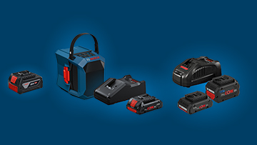 Flera svarta och grå batterier samt en laddare på blå bakgrund.