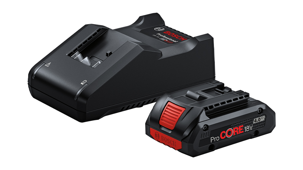 Schwarzer Bosch Professional Akku und Ladegerät auf hellem Hintergrund.