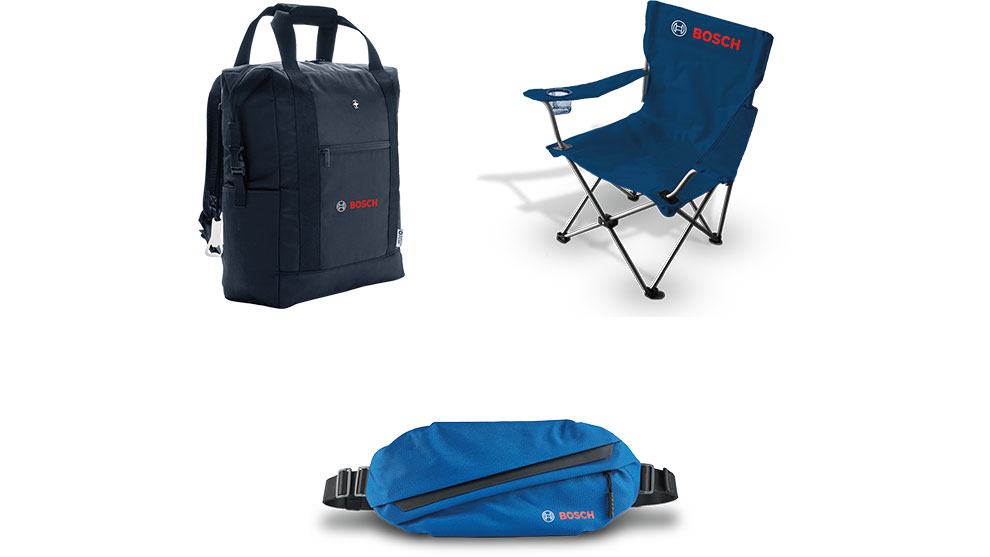 Kolm Bosch Professional toodet: Sinine seljakott, sinine kokkupandav tool ja vöökott heledal taustal.