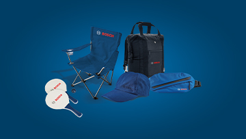 Modrá kempingová stolička Bosch Professional stojí vedľa modrého batohu, modrej bedrové tašky a dvoch bielych rakiet na stolný tenis. Pozadie je jednobarevné modré.
