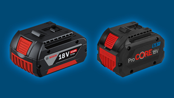 Twee zwarte Bosch Professional accu's met rode elementen voor een blauwe achtergrond.