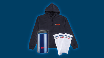 Zwarte Bosch hoodie, blauwe mok en twee witte sokken.