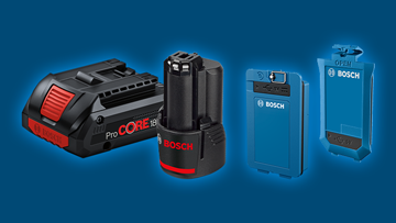 Drie Bosch Professional accu's in zwart en blauw op een blauwe achtergrond.