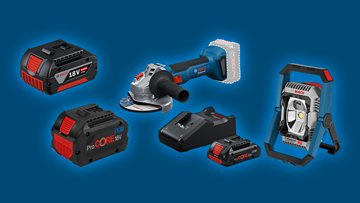 Varios herramientas y baterías Bosch Professional sobre un fondo azul.