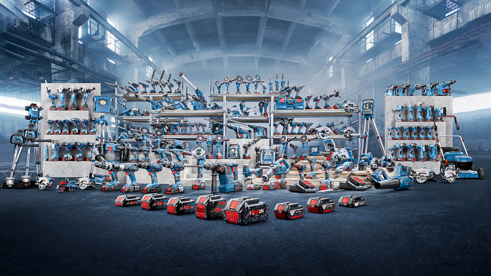 En mängd blå verktyg och maskiner är ordnade på hyllor och golvet.