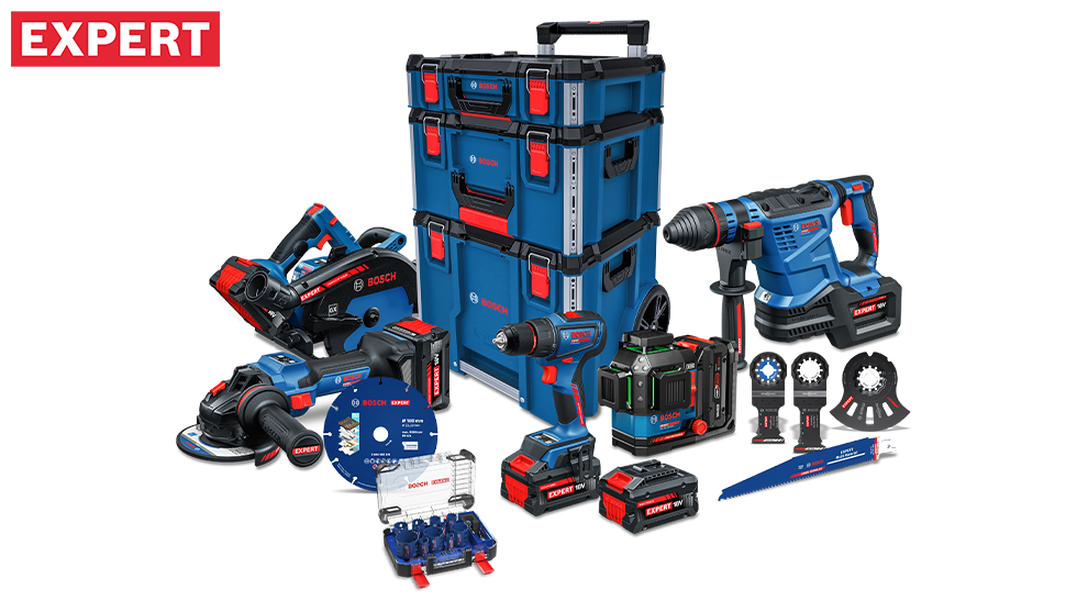 Eine Anordnung von Bosch Professional Werkzeugen auf schwarzem Hintergrund, darunter ein blauer Akku-Bohrer, eine Stichsäge, eine Schleifmaschine, Akkus, eine Werkzeugbox und diverse Zubehörteile in blau und rot.