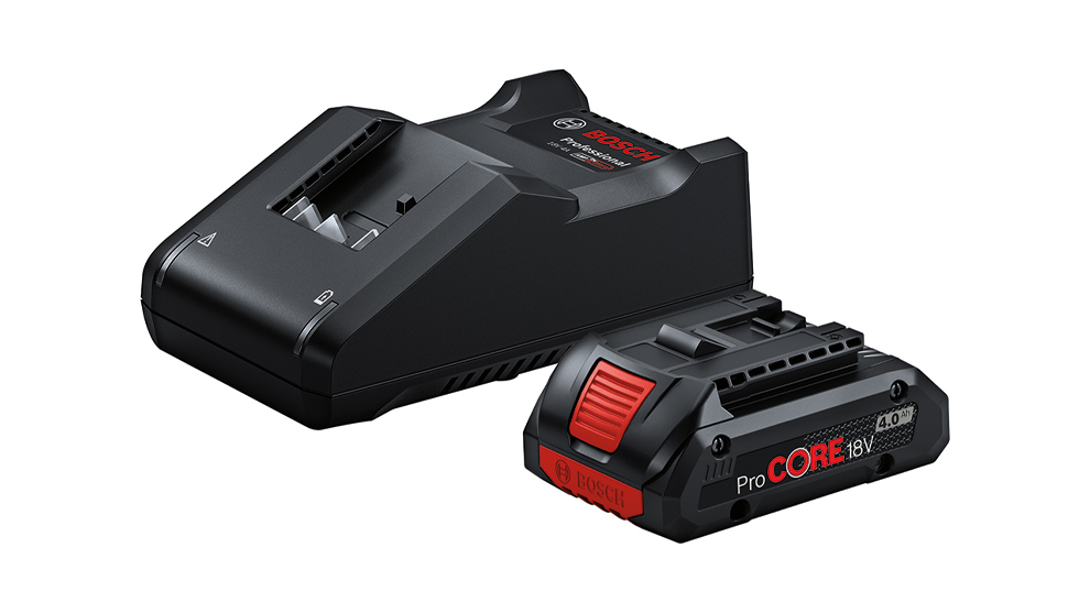 En sort Bosch Professional oplader står ved siden af et sort batteri med røde detaljer. Begge dele er kompakte og moderne designet.