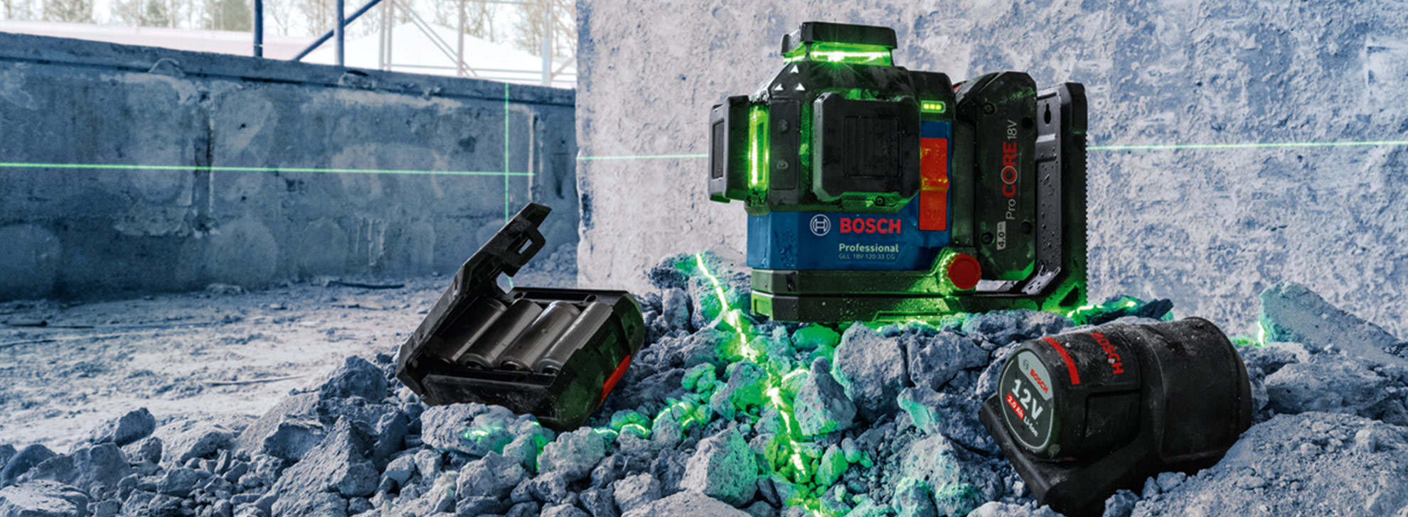 Bosch Professional laserapparat på skräp, bredvid ett batteri och en väska.